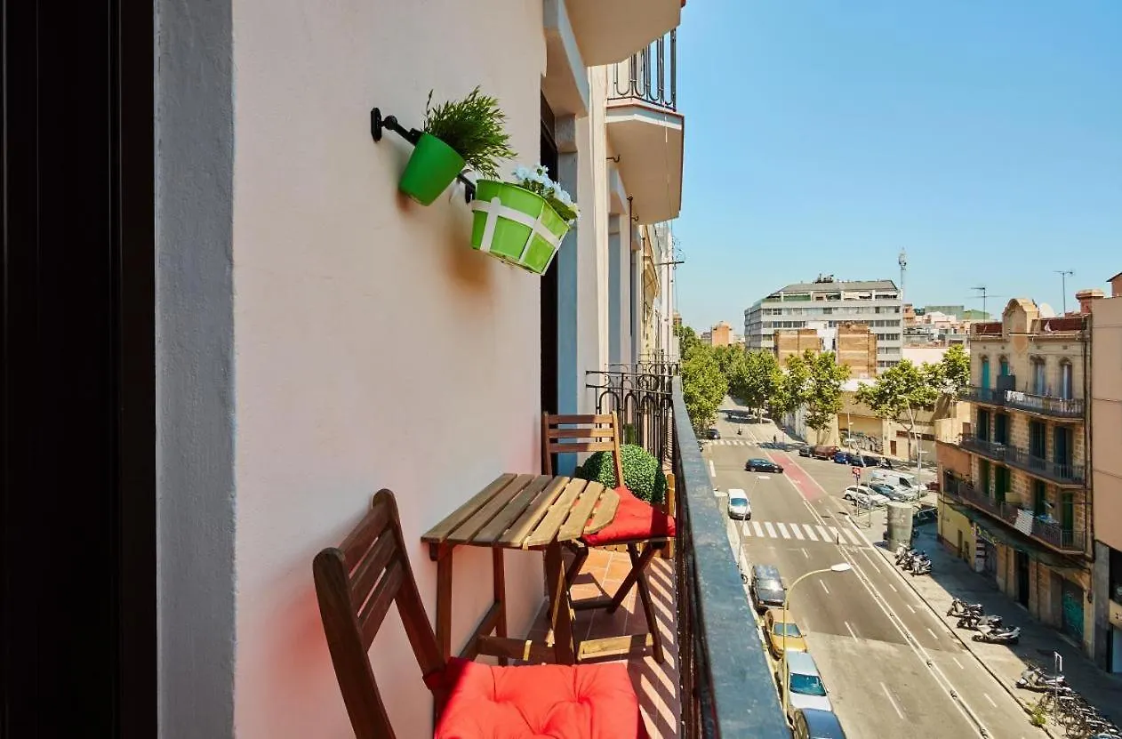 Lovely & Bright Bogatell Beach Apartment Барселона